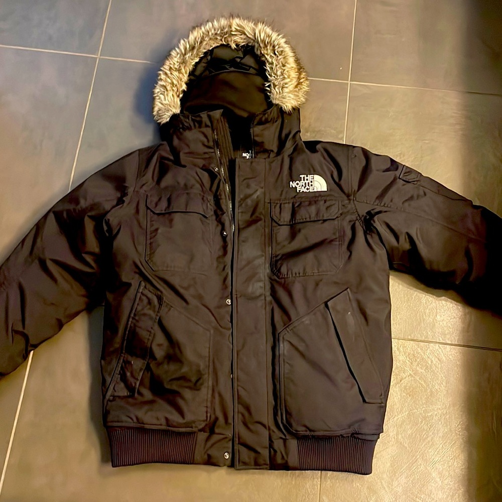 North face coat, great for skiing outdoors cold weather ect. Built in face mask.
